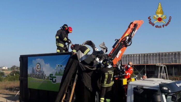 Nettuno. Camion si ribalta mentre raccoglie i rifiuti: ferito un operaio