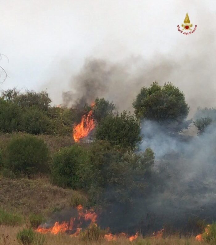 Aurelio incendio di sterpaglie via di villa troili oggi