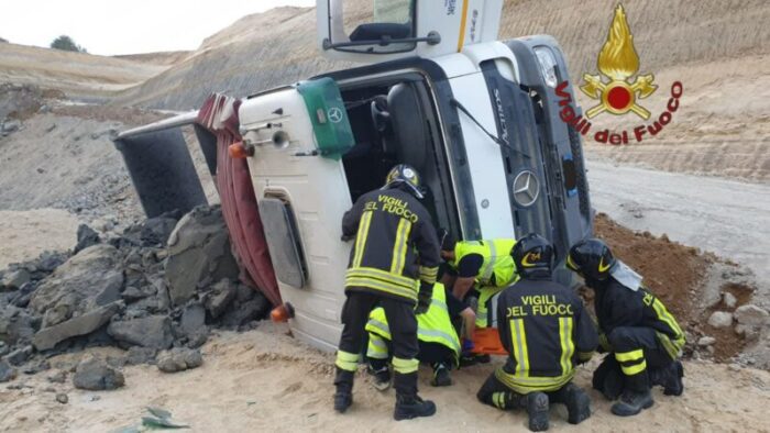 Ponte Galeria, incidente sul lavoro. Camion si ribalta in una cava: autista in codice rosso