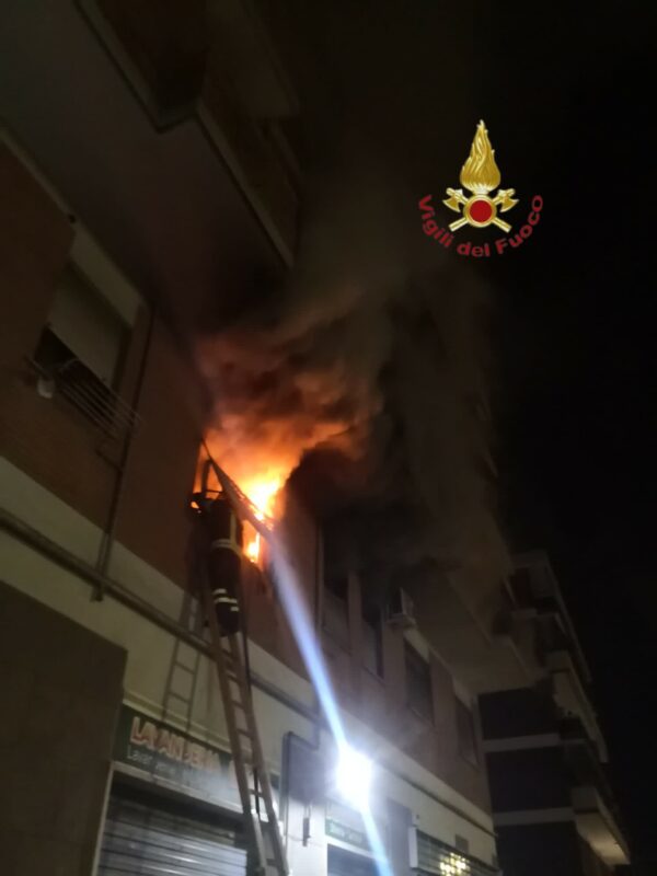 Incendio a Portuense: in fiamme un appartamento stanotte. Una persona ferita