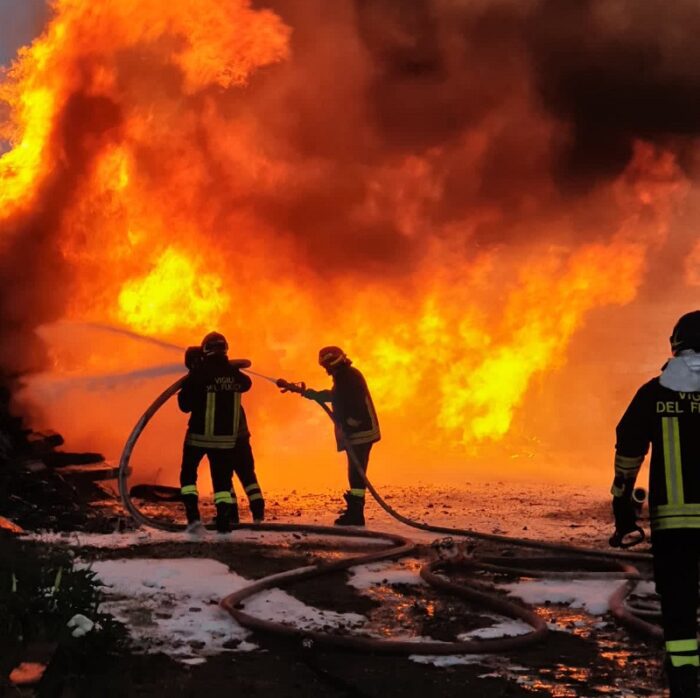 casal bertone incendio cumulo traversine legno