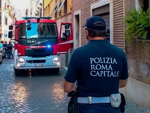 Prati, incendio in appartamento di via del Falco: residenti scappano in strada