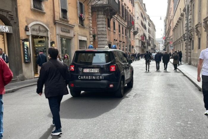 Controlli nel Centro Storico di Roma: multate sei persone per commercio ambulante illegale