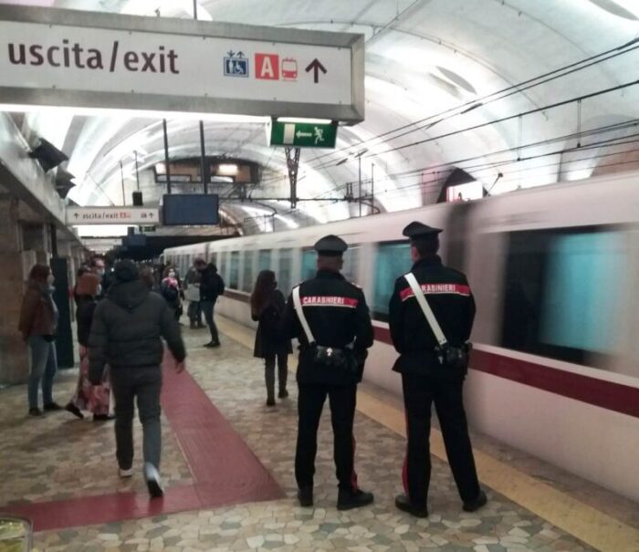 roma metro a morto investito treno