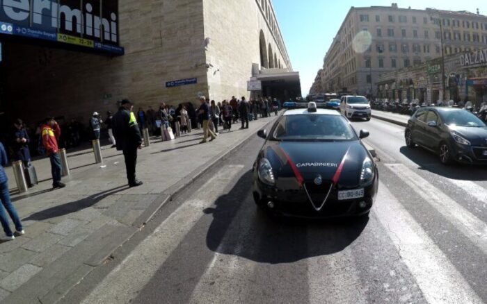 Roma Termini. Arrestato uomo accusato di aver tentato di rubare un trolley