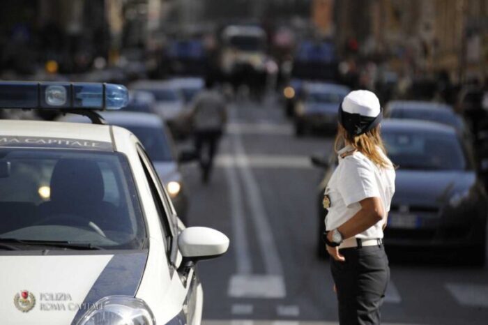 Torpignattara. Commette atti osceni in strada e aggredisce dei poliziotti intenti a prestare soccorso alla collegata investita: arrestato un 37enne