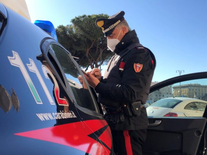 Codice rosso a Guidonia. Costringe la compagna a salire in auto minacciandola con un taglierino e ferendola in volto