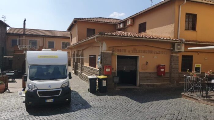 Palestrina, operativo un ufficio postale mobile: quello di piazza Garibaldi è in manutenzione