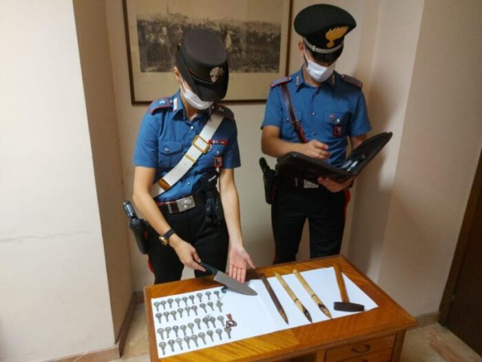 Esquilino carabinieri aggrediti coltello
