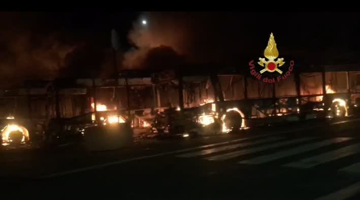Roma, incendio nel deposito Atac: distrutti dalle fiamme circa 30 autobus