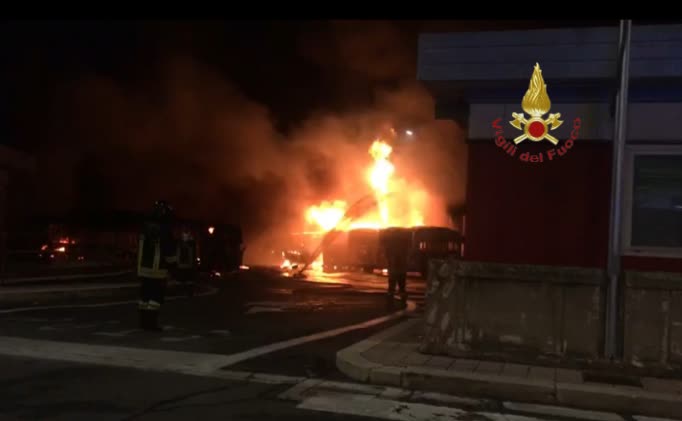 Roma, incendio nel deposito Atac: distrutti dalle fiamme circa 30 autobus