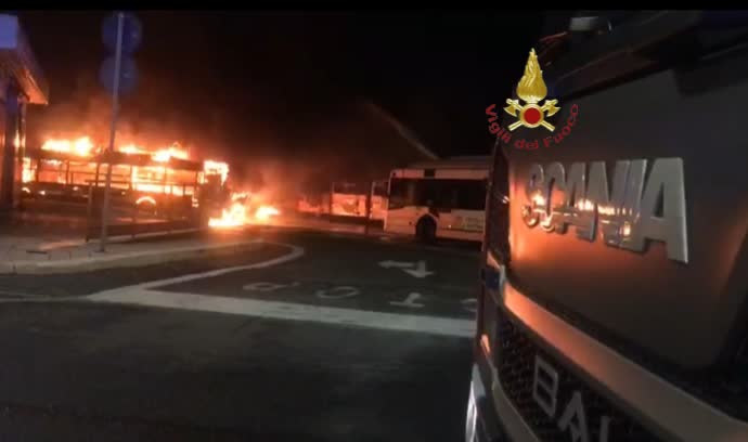 Roma, incendio nel deposito Atac: distrutti dalle fiamme circa 30 autobus