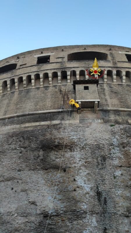 Nido di Calabroni a Castel Sant'angelo in una zona pericolosa per le persone: intervento "eccezionale" dei vigili del fuoco