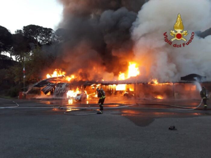 ostia incendio pineta castel fusano