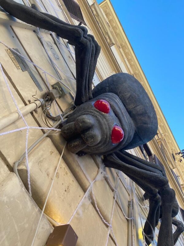 roma ragni clown facciata ristorante