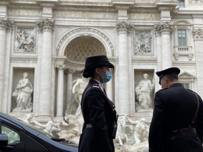 Roma, Fontana di Trevi. Circondano una turista e la derubano del portafogli: arrestate tre donne