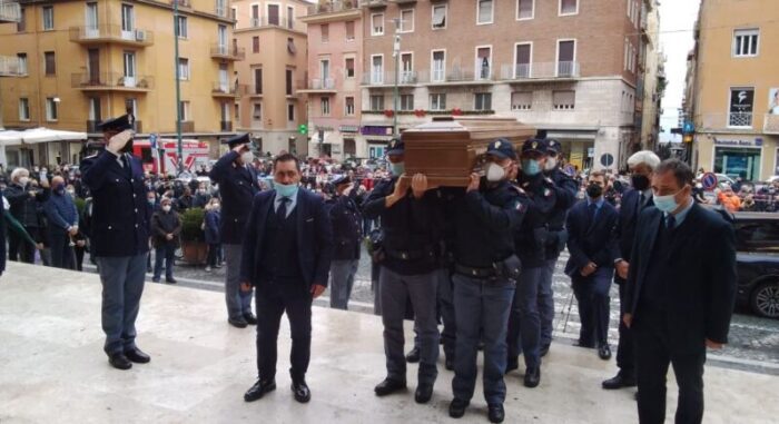 Frascati, funerali Massimo Biazzetti: commozione di tutti, dalla Polizia ai famigliari e agli amici