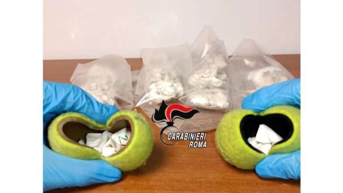 Tor Bella Monaca. Nasconde la cocaina in due palline da Padel: arrestato 40enne