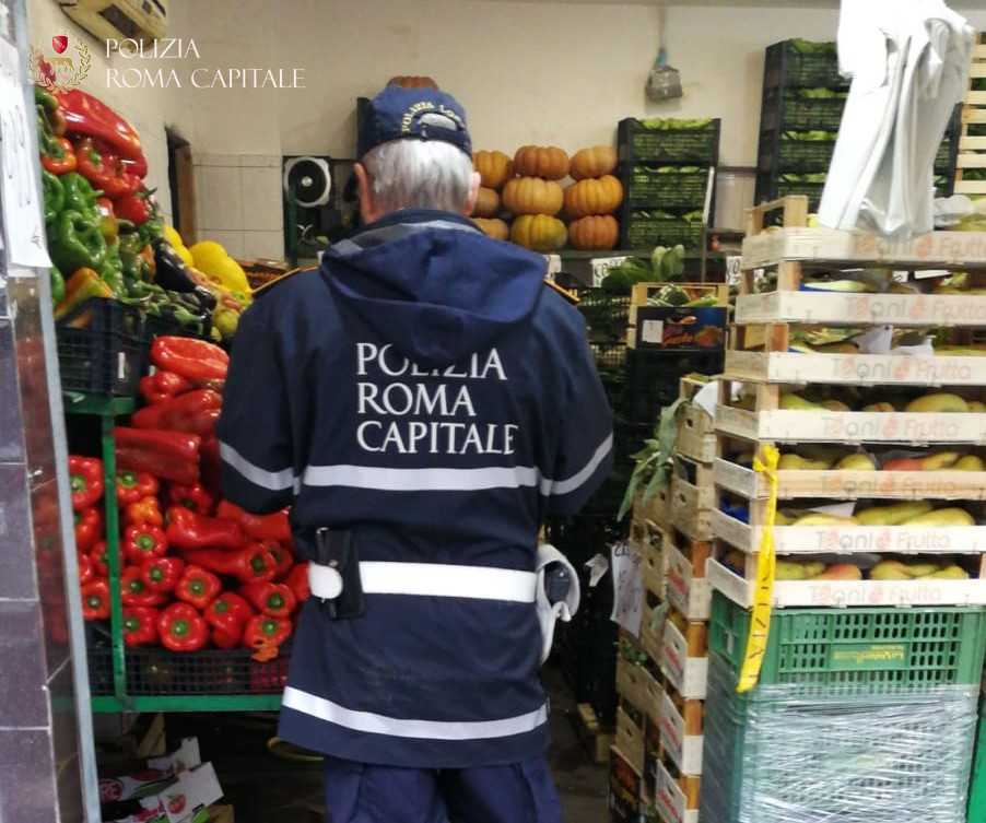 Lotta all’abusivismo commerciale, dal Prenestino al quartiere Aurelio: controlli della Polizia Locale. Operazione interforze a Tor Bella Monaca