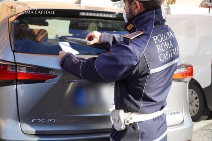 Roma, oltre 5600 multe per soste irregolari sugli attraversamenti pedonali negli ultimi giorni, e i controlli continuano senza sosta