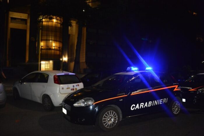 Roma. Sorpreso a rubare in un'auto, scappa su un ciclomotore rubato: arrestato 26enne