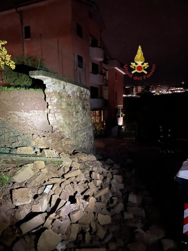 Monterotondo. Crolla una parte di muro: evacuate 22 famiglie e zona interdetta al traffico