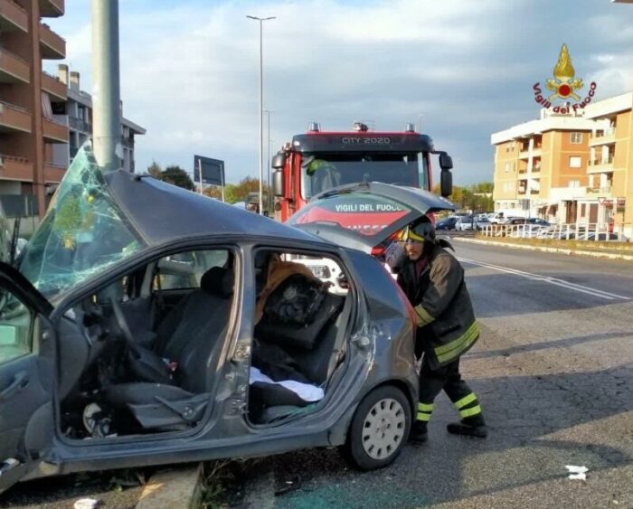 Tor Vergata, brutto incidente: auto contro lampione, conducente in codice rosso