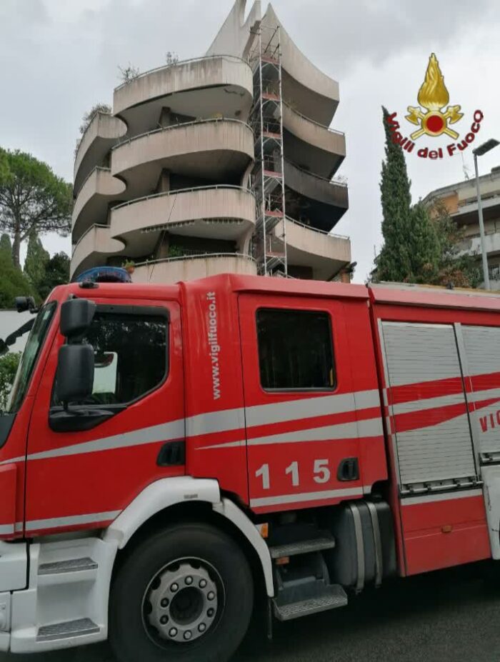 Portuense, fiamme in un appartamento al secondo piano