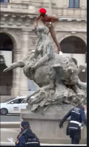 Roma. Si arrampica nudo e fa il bagno in piazza della Repubblica dopo aver minacciato un agente