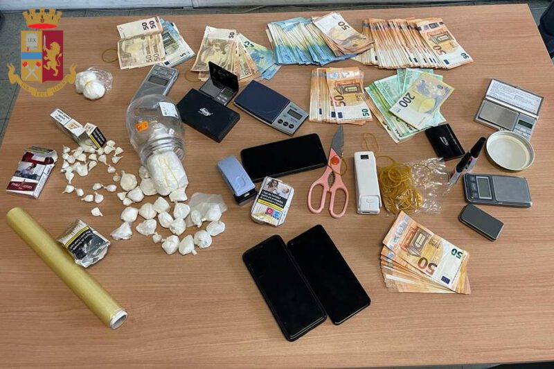 Garbatella. Un pitbull a guardia di un deposito di cocaina: trovati più di 300 grammi di droga e 12mila euro in contanti