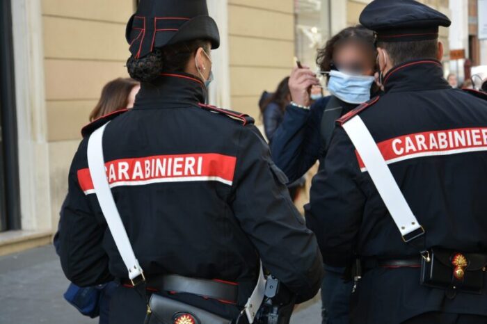 San Giorgio a Liri. Giovane, ubriaco, prende una tanica e cosparge di benzina la piazza. All'arrivo dei Carabinieri, li prende a calci