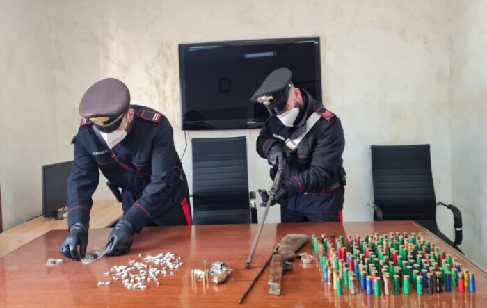 Ostia, controlli nella piazza di spaccio dei "lotti": droga e armi nascosti nei vani ascensori