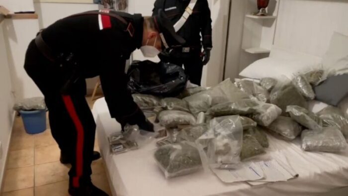 Casal Bertone. Centrale della droga in un appartamento: sequestrati 72 kg tra hashish e marijuana, arrestato un 23enne