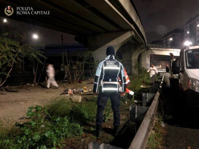 Ponte delle Valli sgomberato insediamento abusivo daspo