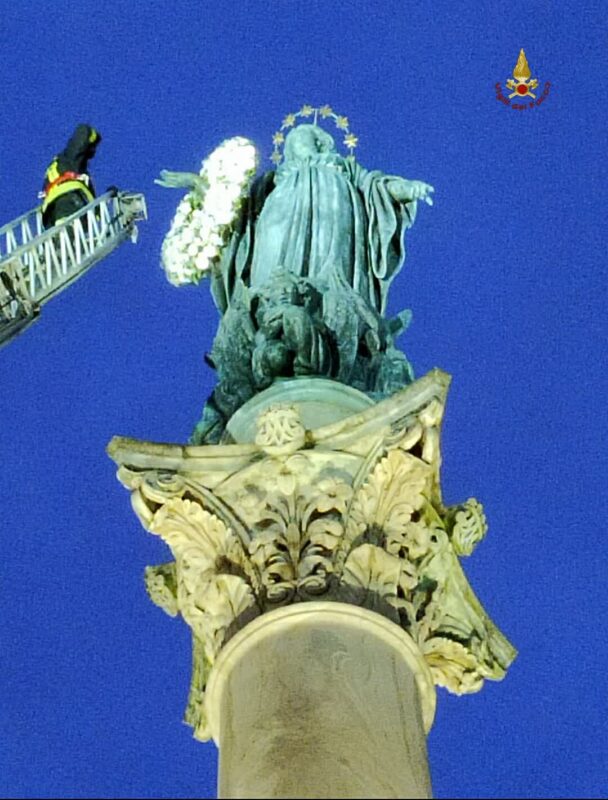 Roma. Deposta la corona di fiori sulla statua della Madonna in Piazza di Spagna alla presenza di Papa Francesco