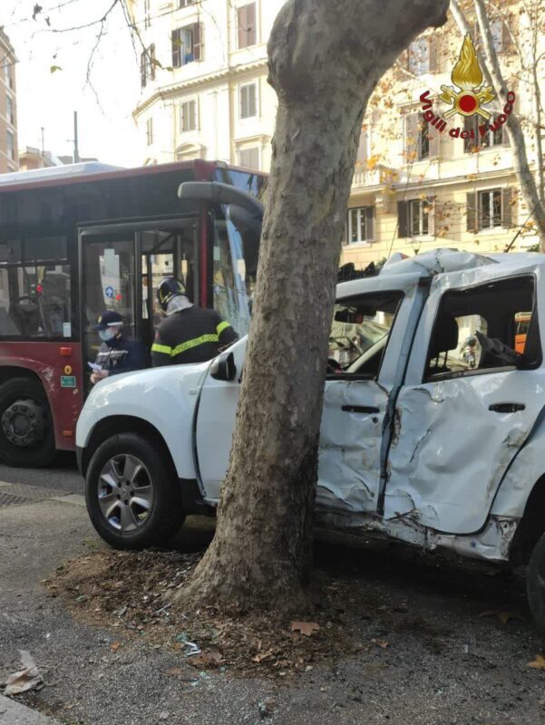 Nomentana, incidente tra autobus e taxi: ci sono feriti