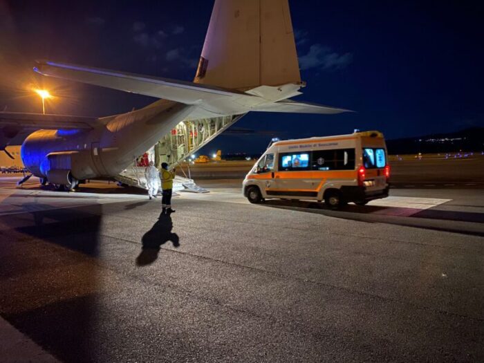 Covid. Bimba di sei mesi intubata trasportata da Lamezia Terme a Roma: l'operazione dell'Aeronautica Militare