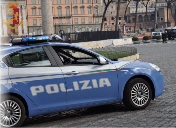 Rocambolesco inseguimento a Centocelle: sfrecciano con il motorino tra la folla e passano col rosso, rischiando di investire le persone