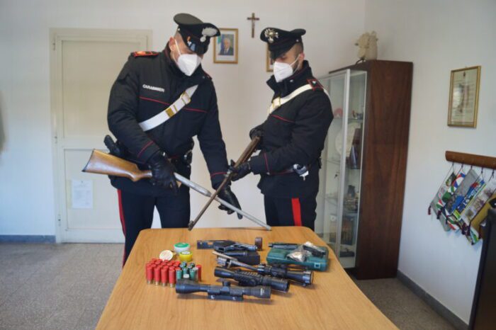 Le Rughe, scoperto arsenale: coppia nascondeva armi e munizioni in casa