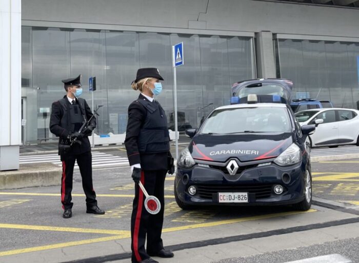 Controlli all'aeroporto di Fiumicino: turisti ladri e un autista NCC abusivo