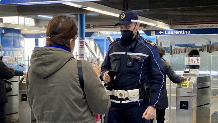 Roma Termini. Non vuole indossare la mascherina e sferra un pugno ad un agente