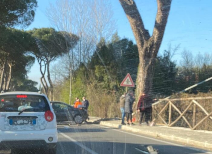 Colleferro, incidente stradale al IV chilometro: lamiere a terra e traffico bloccato