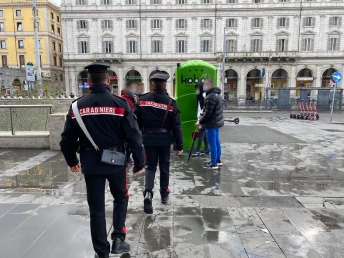 Roma, stazione Termini. Spacciano droga di fronte la biglietteria di piazza dei Cinquecento: pusher tentano la fuga alla vista dei Carabinieri