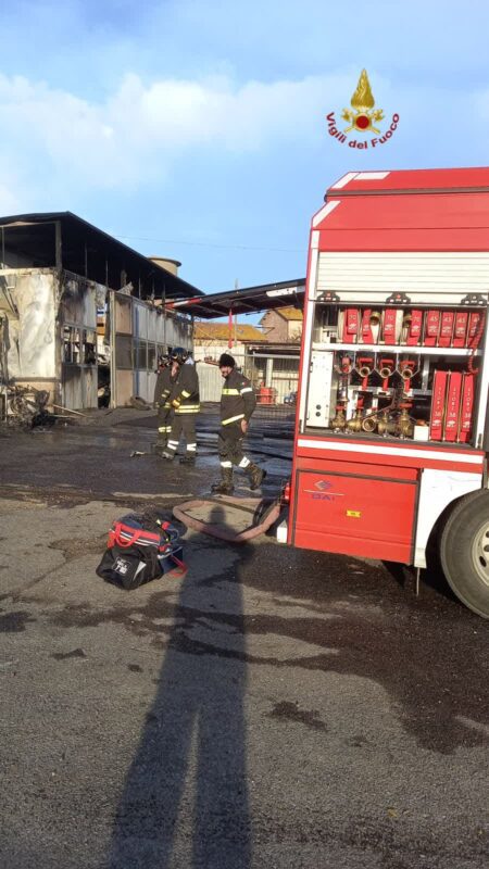 Torre Maura, incendio in un deposito giudiziario: intervengono i Vigili del Fuoco