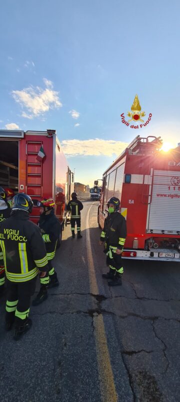 Cecchignola, fuoriuscita di gas a causa della rottura di una tubazione: strada chiusa e intervento dei vigili del fuoco