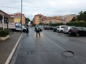 Ciampino. Senza patente alla guida di un furgono pieno di merce scaduta: nei guai un uomo