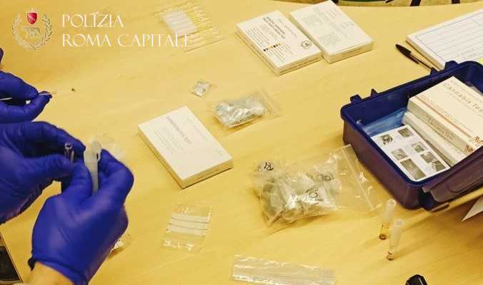 Tor Bella Monaca, Polizia Locale si ferma per aiutare auto in panne: a bordo c'era droga e la vettura era rubata