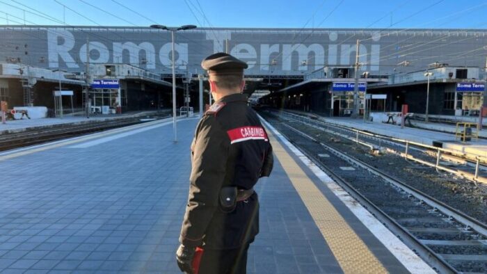 Castro Pretorio. Lancia bottiglie di vetro al passaggio delle auto: denunciato 30enne di Crotone. I controlli nei dintorni della Stazione Termini