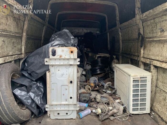 Garbatella, fermato a un controllo: 30enne aveva a bordo dell'autocarro rifiuti speciali e pericolosi