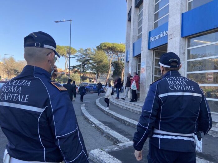 Roma. Ladro seriale di pendolari nelle fermate Metro fermato a Piramide. Ha minacciato gli agenti con una lametta